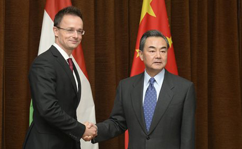 Vang Ji kínai külügyminiszter fogadta Szijjártó Pétert Pekingben